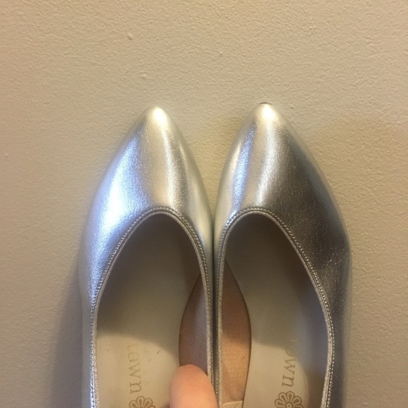 Townshors Silver kitten heel pumps w/scallop edge - Picture 6 of 6